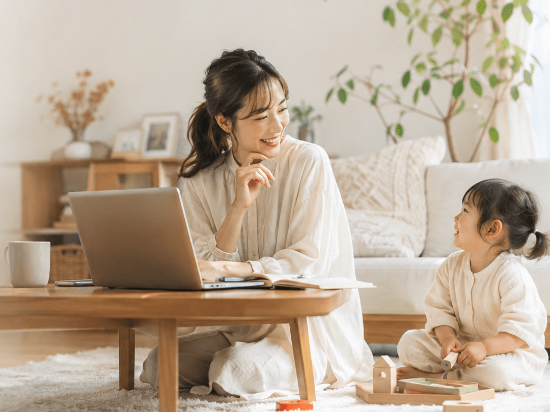 子育てをしながら在宅で働く女性